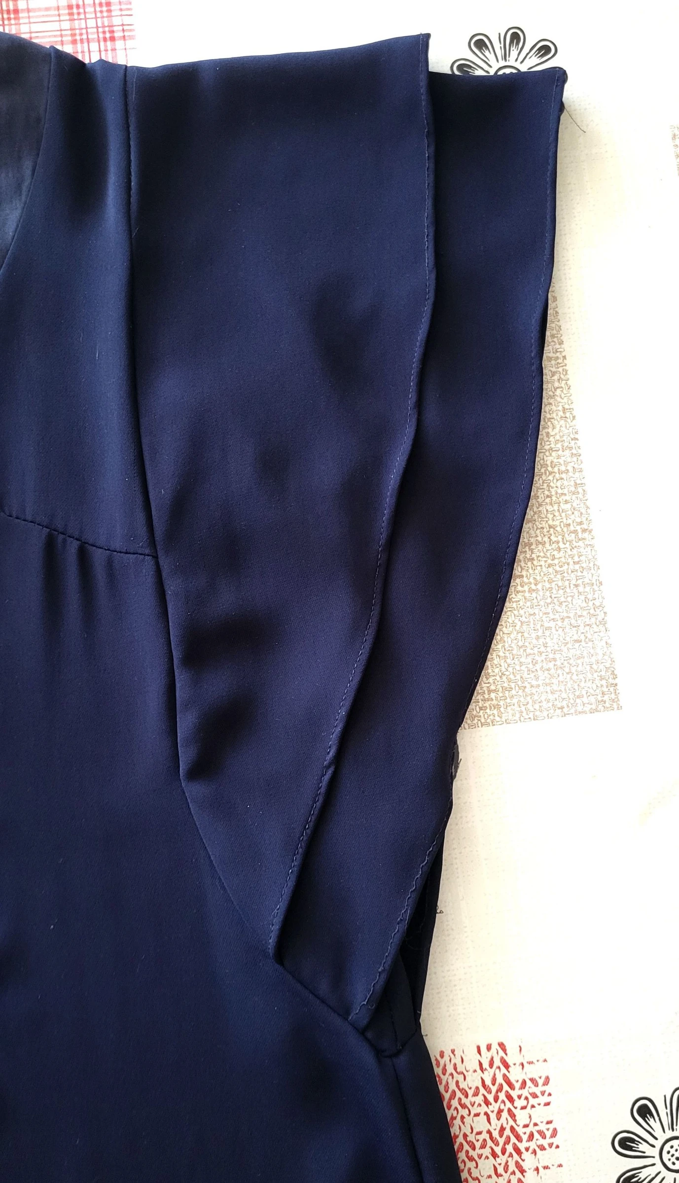 Nana Baila Vestido TFr38/TM-Marinho-Ombro com Volante & Corte Reto & Decote com Laço Dourado em OT – photo 10